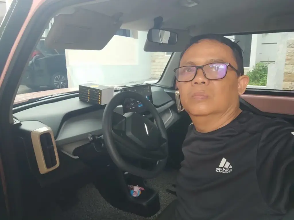 Pemasangan GPS Tracker di Mobil listrik Vf3 